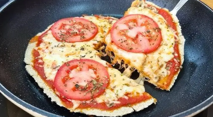 Café de frigideira com ovos e frios
